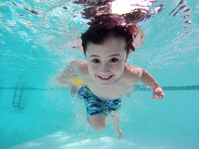 dítě v bazénu